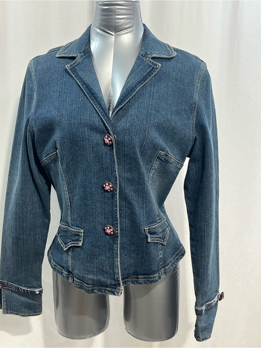 Ami Blue Denim Blazer with Pink Floral Buttons snaps. Y2K casual office. 1409